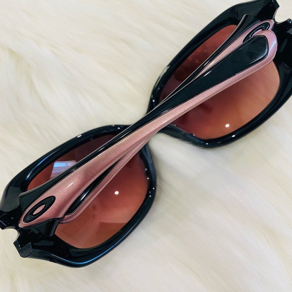 Oakley- womens mauve sunglasses - Picture 4 of 6